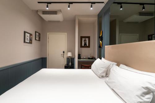 Standard King Room with King Bed - Non-Smoking