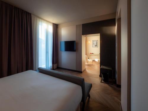 Suite with King Bed - Non-Smoking