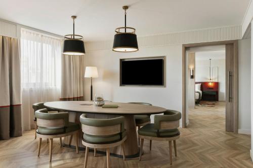 Empress King Suite with Church View
