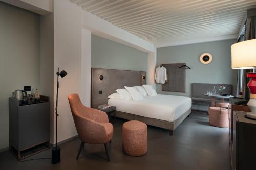 Queen Room with Spa Bath