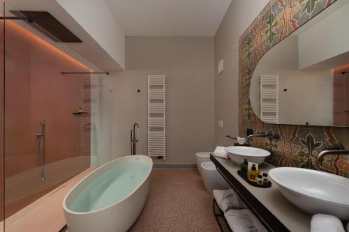 Deluxe Queen Suite