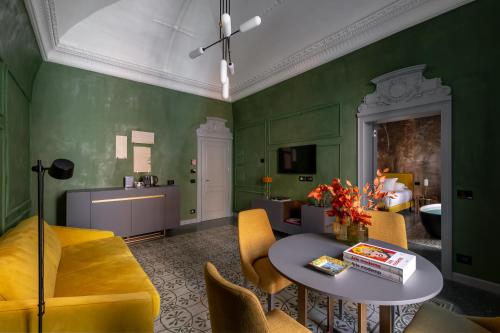 Deluxe Queen Suite