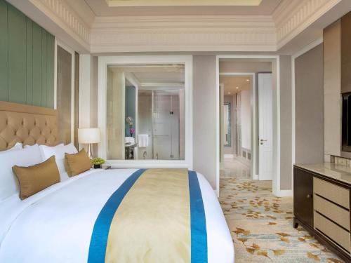 Superior King Room with Club Access