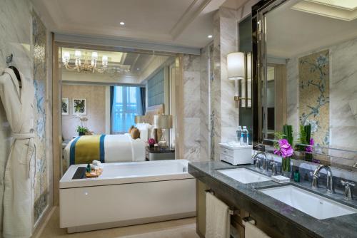 Superior King Room with Club Access