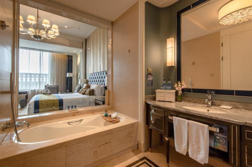 Superior King Room with Club Access