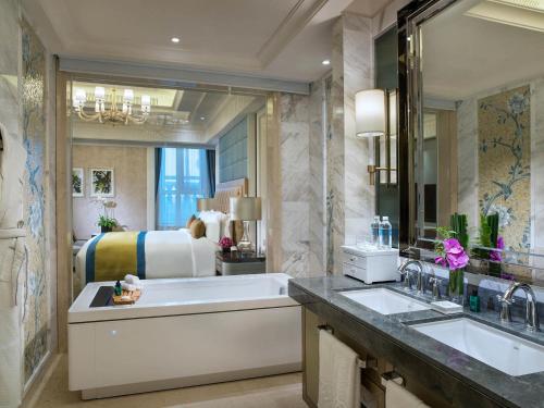 Prestige King Suite Â with Club Access