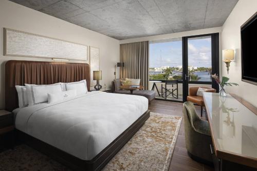 Guest room, 1 King, Marina view, Balcony