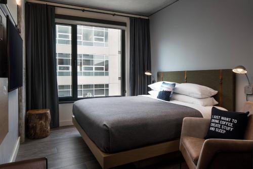 Deluxe Corner King Room - Hearing Accessible