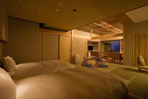 Japanese Western Suite with Open Air Bath Type G - Non-Smoking (5th-8th Floor)