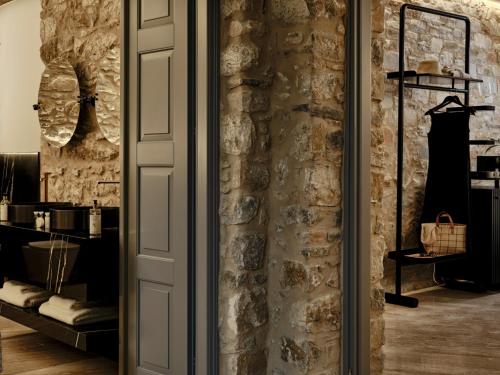 Signature Stone Suite