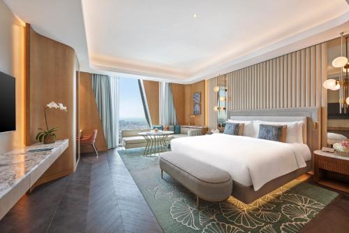 Deluxe Downtown View King Room