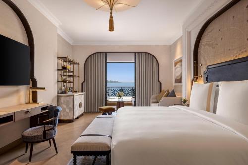 Deluxe King Skyline Dubai Eye Ocean View room with balcony, sofa bed, access to kids club, cinema