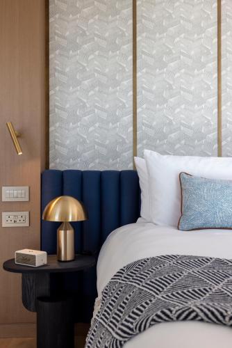 Superior King Room with River View