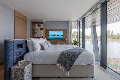 Superior King Room with River View