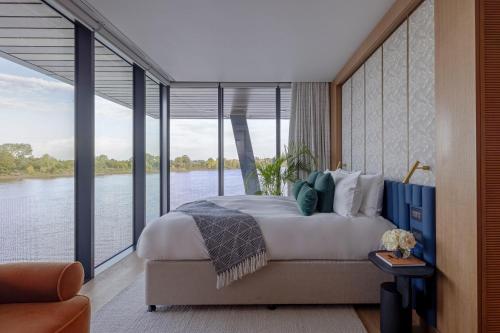Superior King Room with River View