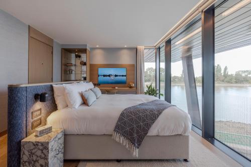 Superior King Room with River View