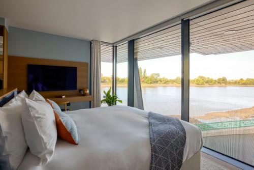Superior King Room with River View