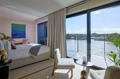 Superior King Room with River View