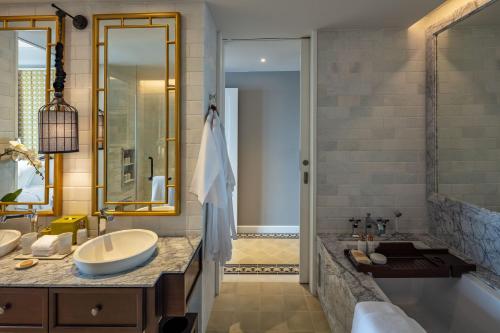 Deluxe King Room with River View