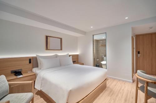 Deluxe Queen Room