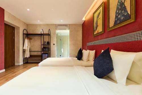 Grand Luxury Twin With Window and Lounge Access