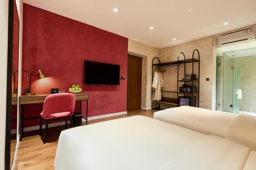 Grand Luxury Twin With Window and Lounge Access