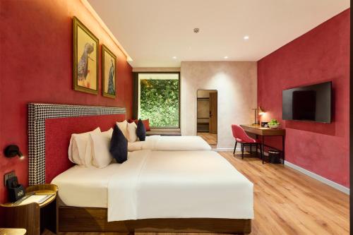 Grand Luxury Twin With Window and Lounge Access