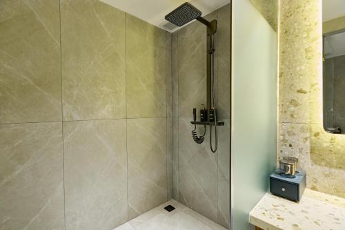 Grand Luxury Twin With Window and Lounge Access