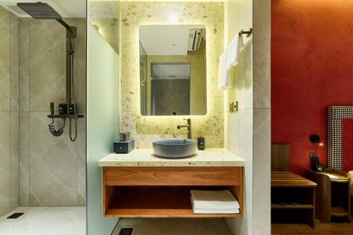 Grand Luxury Twin With Window and Lounge Access