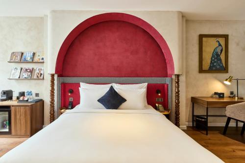 Kin Signature Suite With Window and Lounge Access