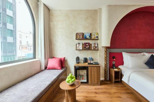 Kin Signature Suite With Window and Lounge Access