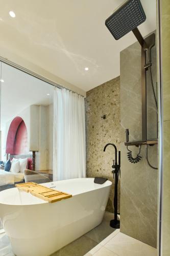 Kin Signature Suite With Window and Lounge Access