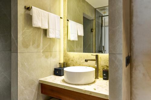 Kin Signature Suite With Window and Lounge Access