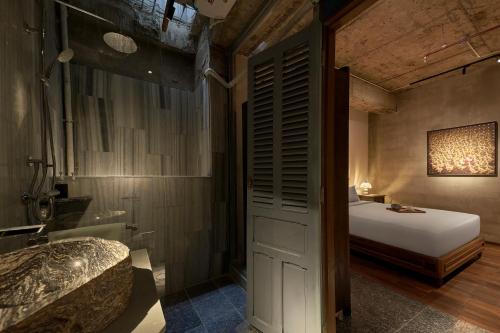 Artist Hideaway Room (Internal Window)