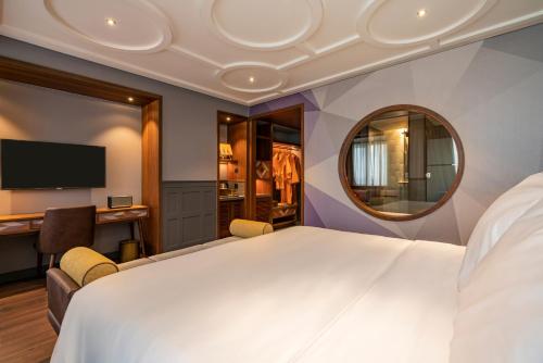 Premium Deluxe King  - Nest Lounge Access