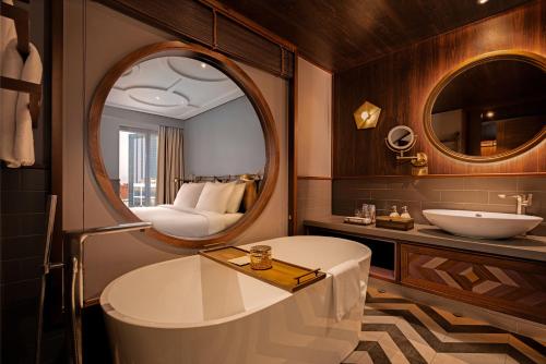 Premium Deluxe King  - Nest Lounge Access
