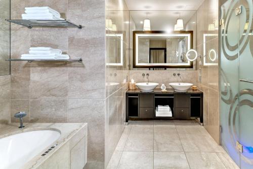 Deluxe Suite, Grand Living Room access level, 1 King