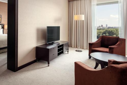 Deluxe Suite, Grand Living Room access level, 1 King
