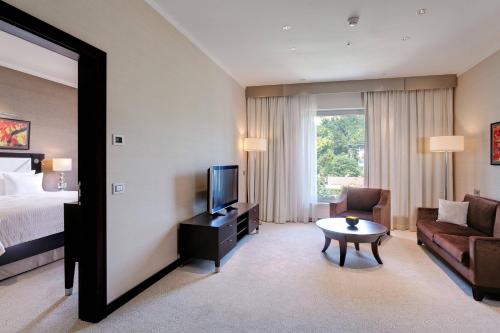 Deluxe Suite, Grand Living Room access level, 1 King