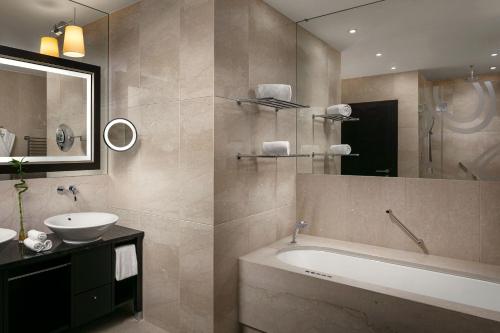 Deluxe Suite, Grand Living Room access level