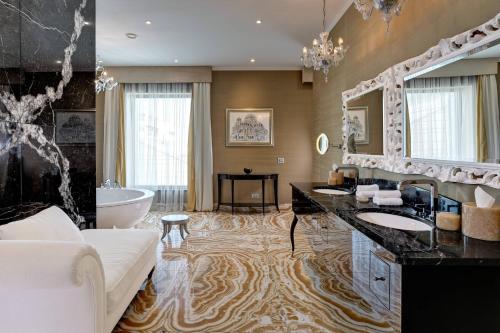 Presidential Suite, Grand Living Room access level, 1 King