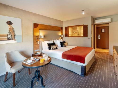 Superior Room with One Queen-Size Bed and Balcony - Pine Forest Side