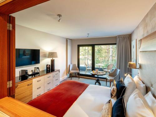 Superior Room with One Queen-Size Bed and Balcony - Pine Forest Side