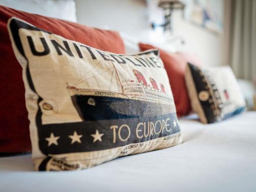 Superior Room with One Queen-Size Bed or Two Single Beds and Balcony - Sea View