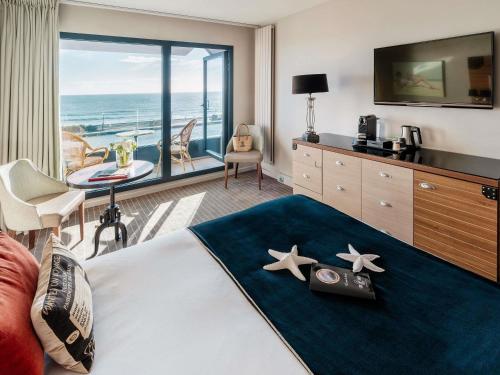 Superior Room with One Queen-Size Bed or Two Single Beds and Balcony - Sea View