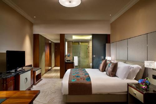 Club Luxury Queen Room