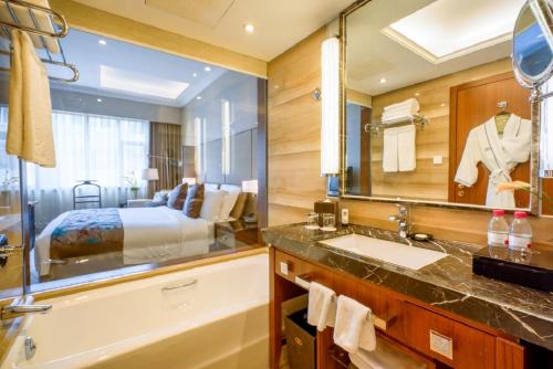 Club Luxury Queen Room