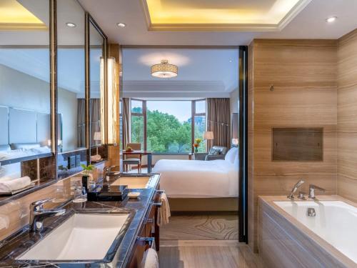 Luxury King Room with City View