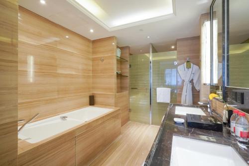 Luxury King Room with City View