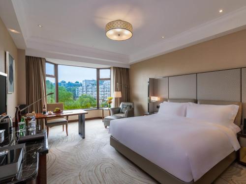 Club Luxury City View Queen Room
